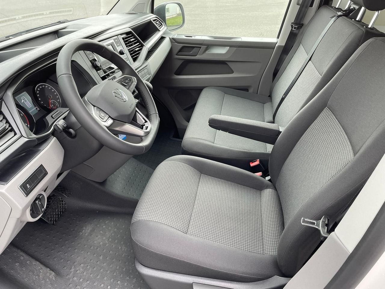 Passenger van Volkswagen T6.1 Transporter Mixto lang 4M MFL LED TEMPOMAT: picture 12 Passenger van Volkswagen T6.1 Transporter Mixto lang 4M MFL LED TEMPOMAT: picture 12