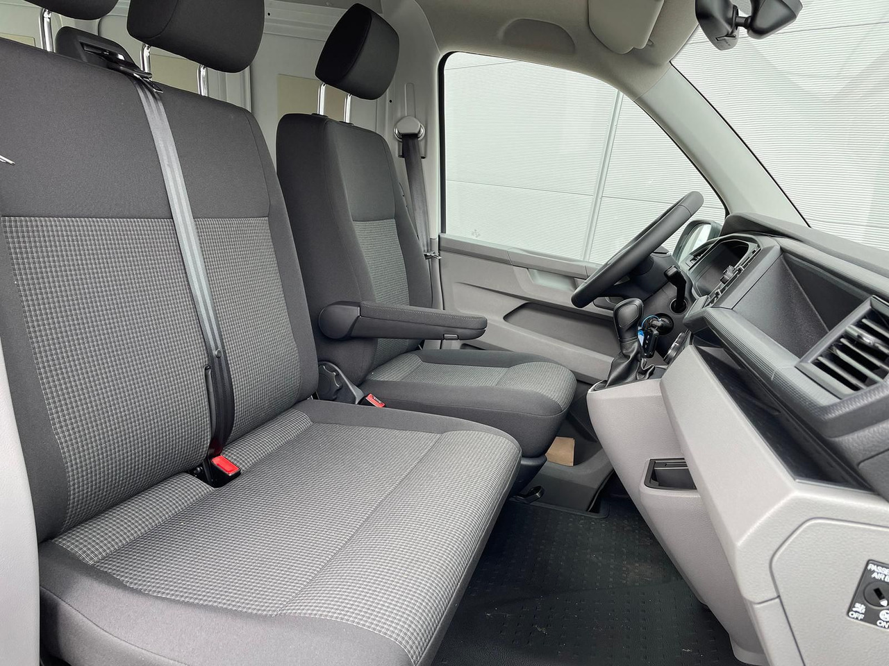 Passenger van Volkswagen T6.1 Transporter Mixto lang 4M MFL LED TEMPOMAT: picture 18 Passenger van Volkswagen T6.1 Transporter Mixto lang 4M MFL LED TEMPOMAT: picture 18