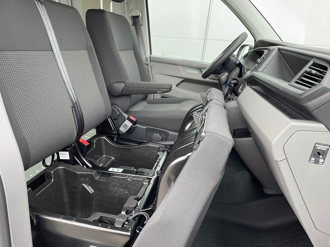 Passenger van Volkswagen T6.1 Transporter Mixto lang 4M MFL LED TEMPOMAT: picture 19 Passenger van Volkswagen T6.1 Transporter Mixto lang 4M MFL LED TEMPOMAT: picture 19