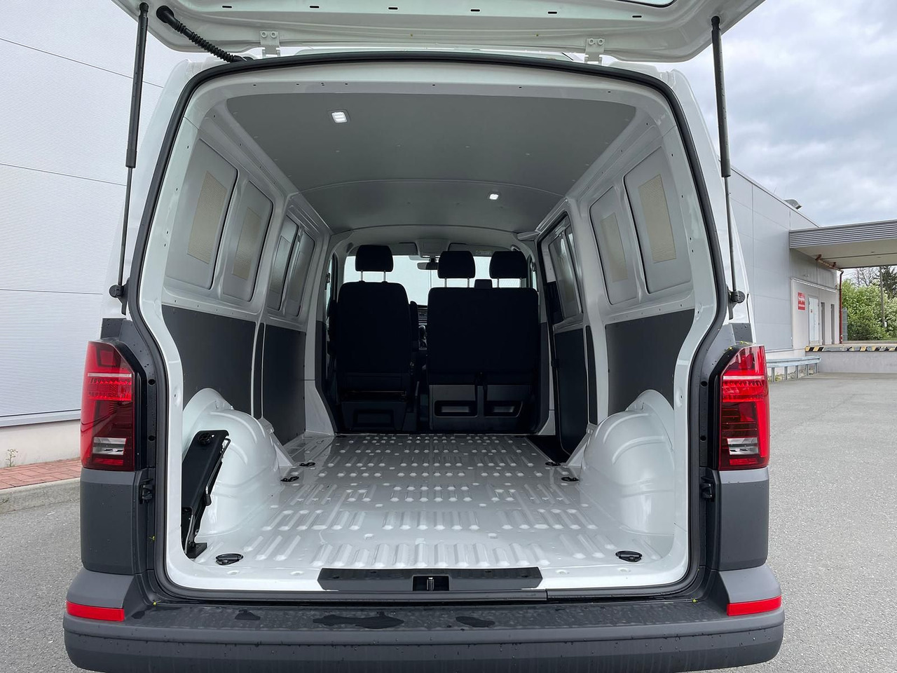 Passenger van Volkswagen T6.1 Transporter Mixto lang 4M MFL LED TEMPOMAT: picture 11 Passenger van Volkswagen T6.1 Transporter Mixto lang 4M MFL LED TEMPOMAT: picture 11