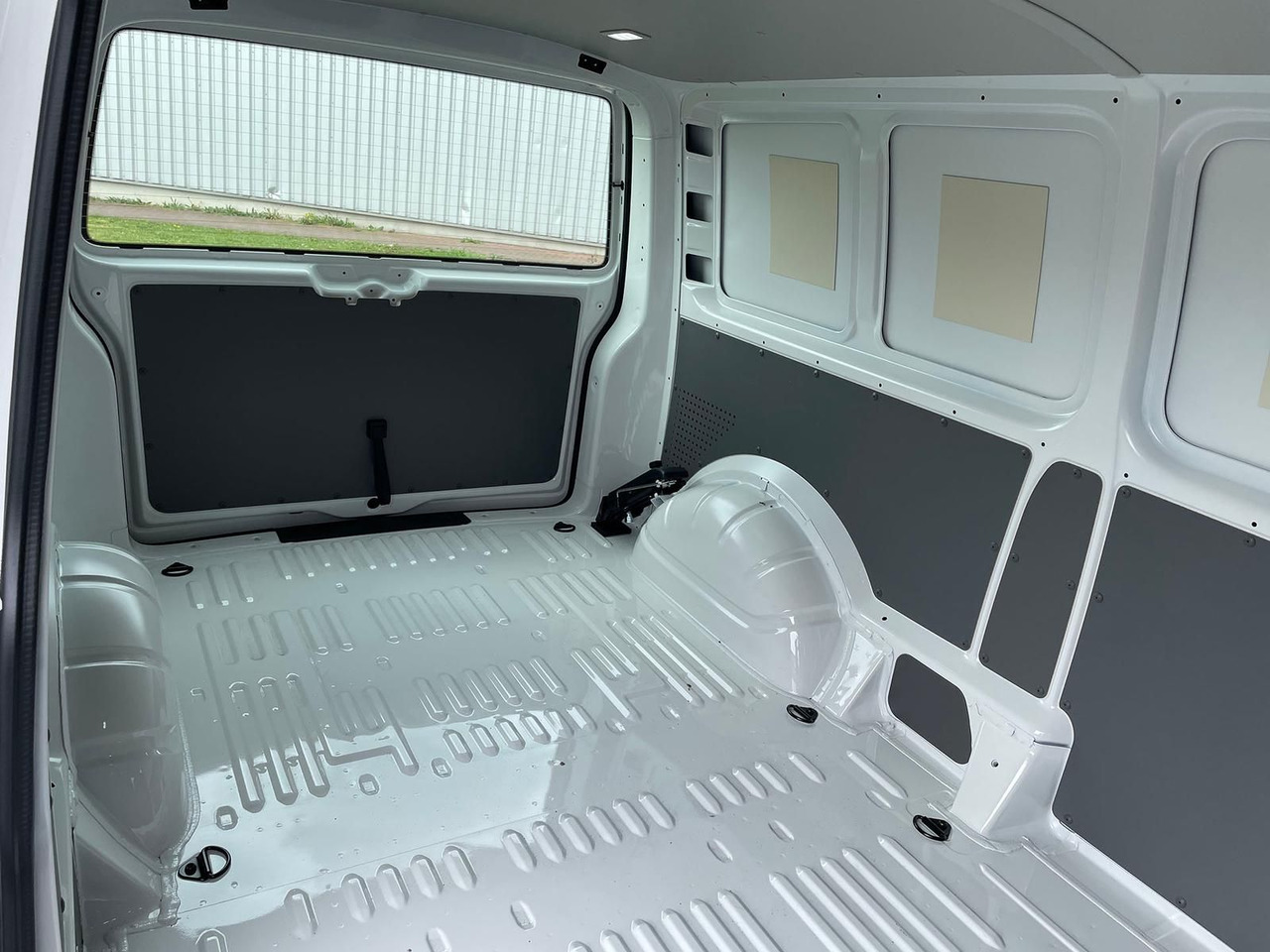 Passenger van Volkswagen T6.1 Transporter Mixto lang 4M MFL LED TEMPOMAT: picture 10 Passenger van Volkswagen T6.1 Transporter Mixto lang 4M MFL LED TEMPOMAT: picture 10