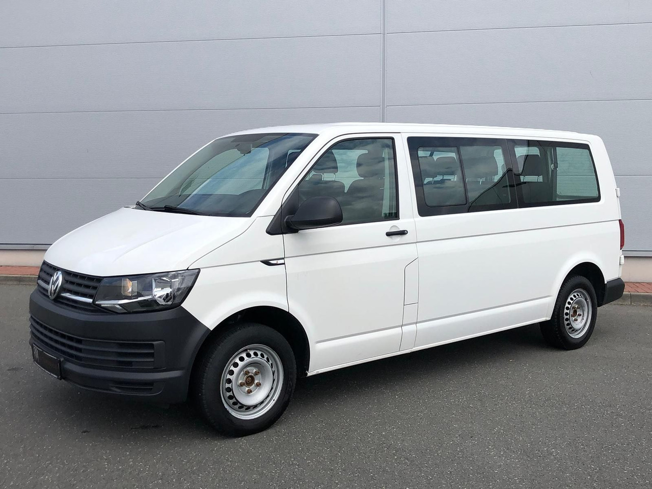 Volkswagen T6 Transporter 2.0 TDI Kombi lang 9-SITZE TEMP - Station wagon: picture 1 Volkswagen T6 Transporter 2.0 TDI Kombi lang 9-SITZE TEMP - Station wagon: picture 1