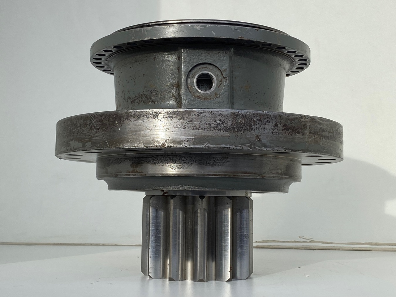 Liebherr Abtriebswellengehäuse ID-Nr.90018934 mit Abtriebswelle ID-Nr.90204999. SAT275/260 - SAT275/261 - SAT275/266 - SAT275/289. #1788#1730# - Gearbox for Construction machinery: picture 2 Liebherr Abtriebswellengehäuse ID-Nr.90018934 mit Abtriebswelle ID-Nr.90204999. SAT275/260 - SAT275/261 - SAT275/266 - SAT275/289. #1788#1730# - Gearbox for Construction machinery: picture 2