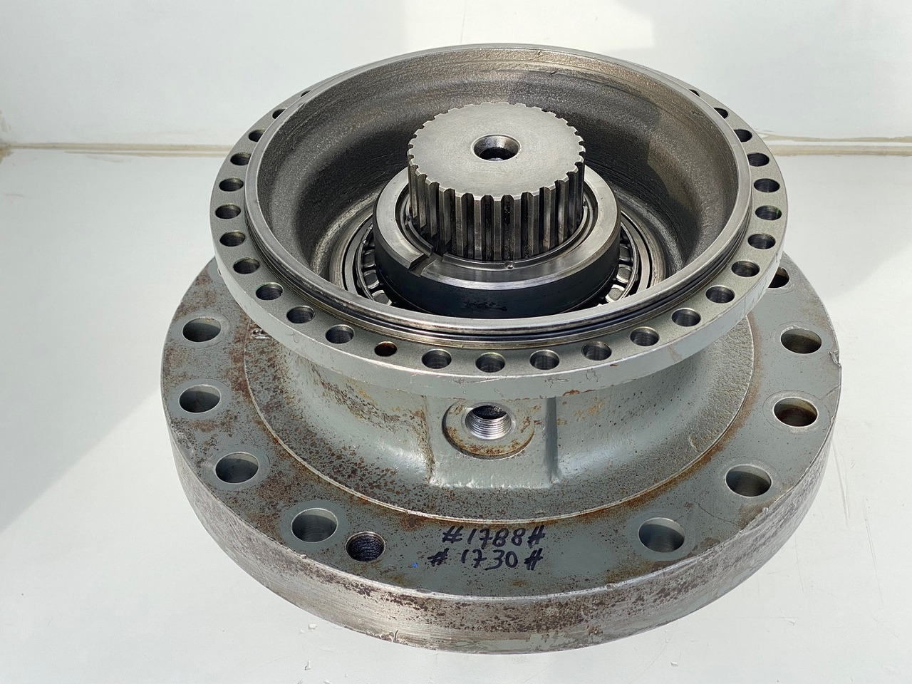 Liebherr Abtriebswellengehäuse ID-Nr.90018934 mit Abtriebswelle ID-Nr.90204999. SAT275/260 - SAT275/261 - SAT275/266 - SAT275/289. #1788#1730# - Gearbox for Construction machinery: picture 3 Liebherr Abtriebswellengehäuse ID-Nr.90018934 mit Abtriebswelle ID-Nr.90204999. SAT275/260 - SAT275/261 - SAT275/266 - SAT275/289. #1788#1730# - Gearbox for Construction machinery: picture 3