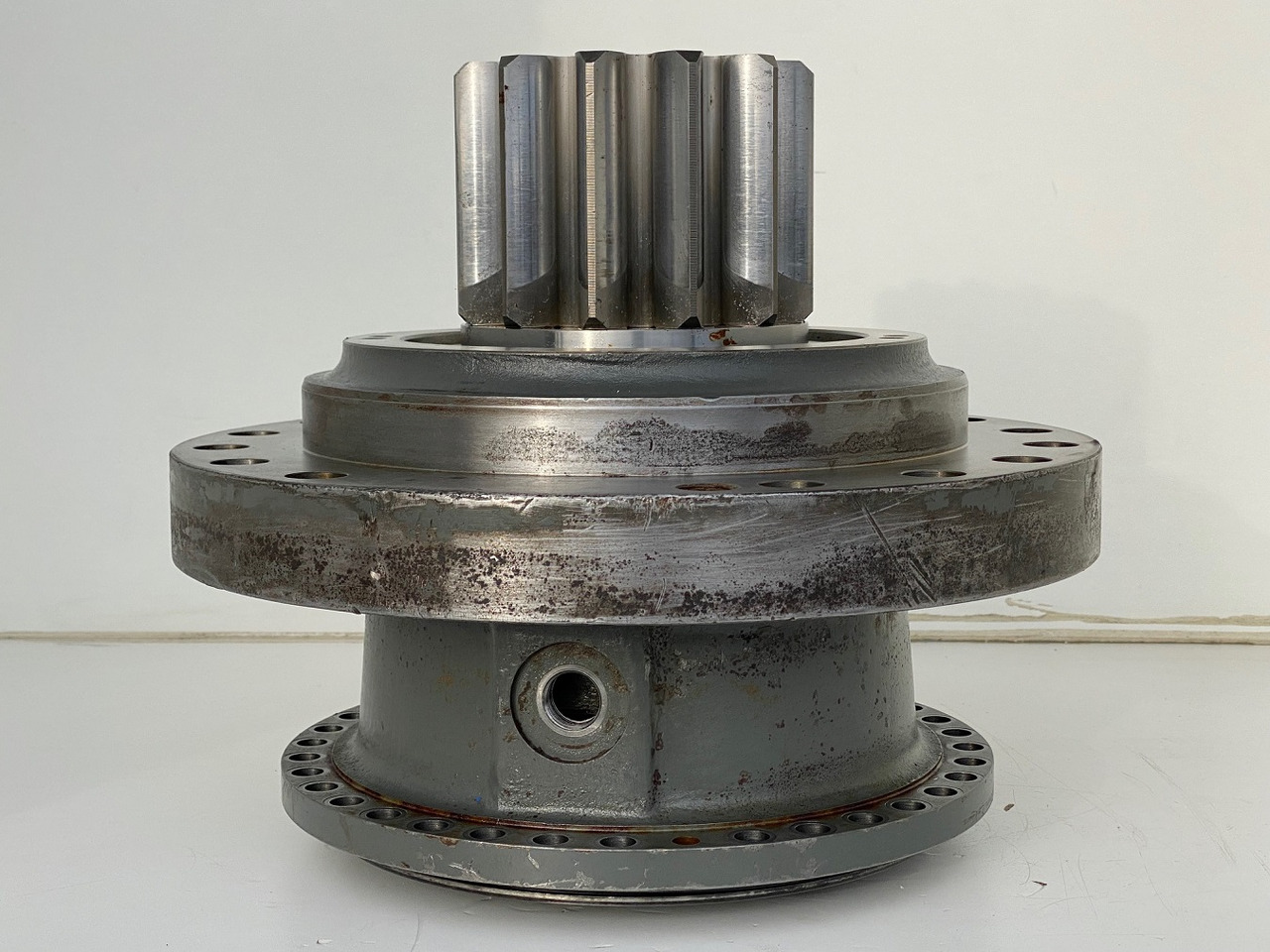 Liebherr Abtriebswellengehäuse ID-Nr.90018934 mit Abtriebswelle ID-Nr.90204999. SAT275/260 - SAT275/261 - SAT275/266 - SAT275/289. #1788#1730# - Gearbox for Construction machinery: picture 4 Liebherr Abtriebswellengehäuse ID-Nr.90018934 mit Abtriebswelle ID-Nr.90204999. SAT275/260 - SAT275/261 - SAT275/266 - SAT275/289. #1788#1730# - Gearbox for Construction machinery: picture 4