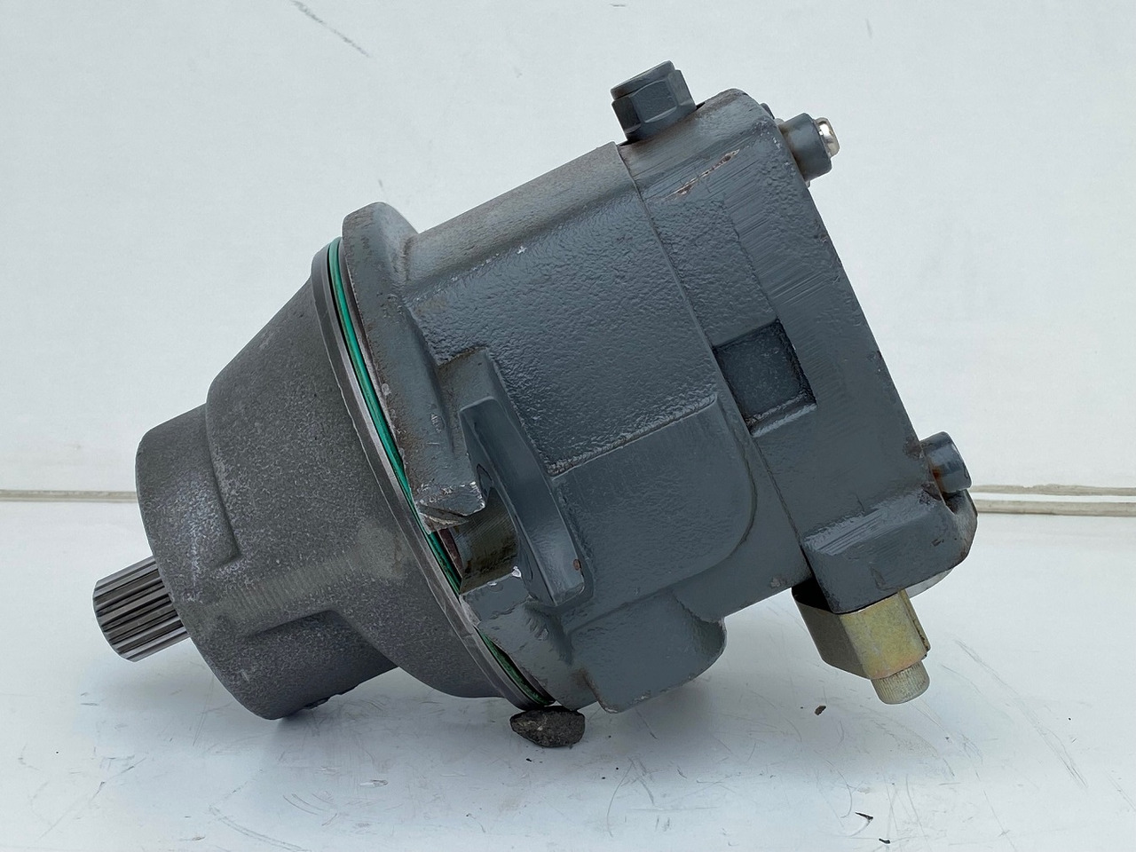 Liebherr Hydraulikeinbaumotor FMF090, ID-Nr.10120382 - ID-Nr.9273168 - ID-Nr.9074075. A900, A944, LH60, E942, EP944, ER944, LOS942, LOS944, P942, P944, R934 TR, R940, R942, R944, R946, R950. #17868 - Hydraulic motor for Crawler excavator: picture 1 Liebherr Hydraulikeinbaumotor FMF090, ID-Nr.10120382 - ID-Nr.9273168 - ID-Nr.9074075. A900, A944, LH60, E942, EP944, ER944, LOS942, LOS944, P942, P944, R934 TR, R940, R942, R944, R946, R950. #17868 - Hydraulic motor for Crawler excavator: picture 1