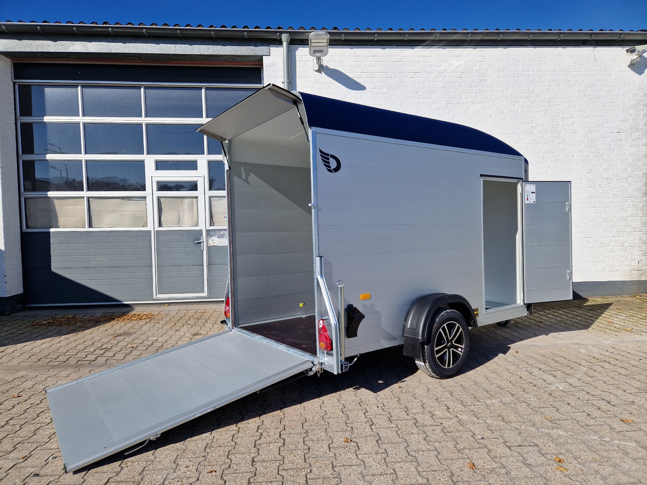 Cargo Roadster 300 300x150x184cm Alu Poly royal blau Alufelgen darkline Pullman 1300kg 100km/H - Closed box trailer: picture 4 Cargo Roadster 300 300x150x184cm Alu Poly royal blau Alufelgen darkline Pullman 1300kg 100km/H - Closed box trailer: picture 4