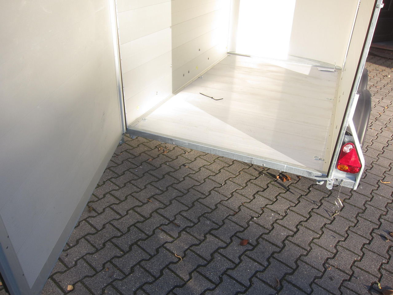 Cargo Roadster 500 312x167x199cm Alu Poly white Seitentür Pullman 100km/H 2000kg - Closed box trailer: picture 2 Cargo Roadster 500 312x167x199cm Alu Poly white Seitentür Pullman 100km/H 2000kg - Closed box trailer: picture 2