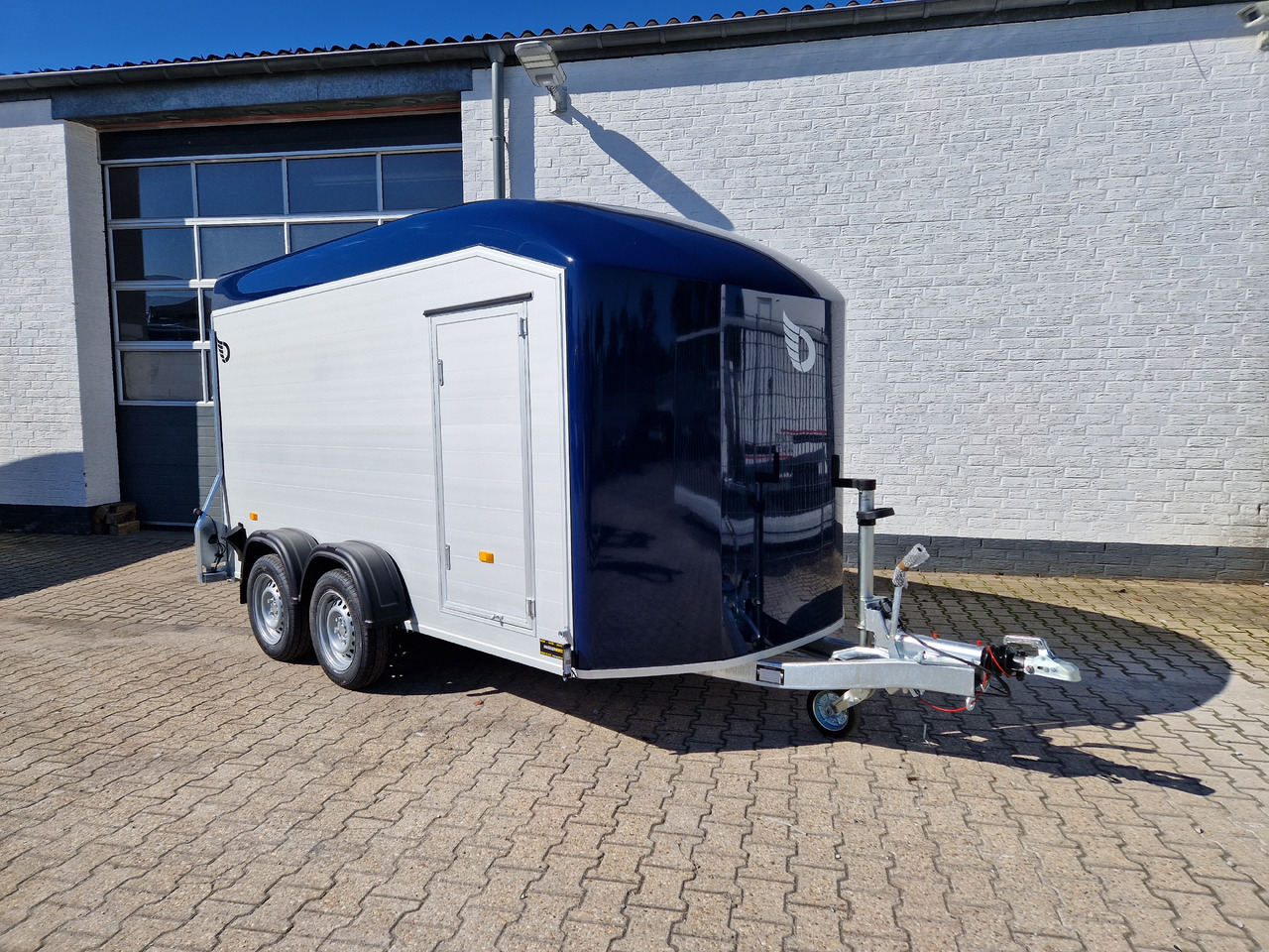 Cargo Roadster 700 plus 375x180x200cm Alu Poly kingblue Seitentür Pullman 2600kg 100km/H Aktion - Closed box trailer: picture 1 Cargo Roadster 700 plus 375x180x200cm Alu Poly kingblue Seitentür Pullman 2600kg 100km/H Aktion - Closed box trailer: picture 1