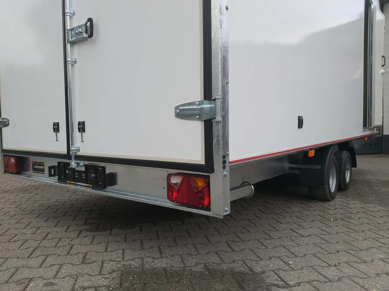 Hochlader Koffer TFSP 500T.00 500x220x210cm aero Zurrsytem Seitentür 10" (XXL) 100km/H 3000kg - Closed box trailer: picture 4 Hochlader Koffer TFSP 500T.00 500x220x210cm aero Zurrsytem Seitentür 10" (XXL) 100km/H 3000kg - Closed box trailer: picture 4