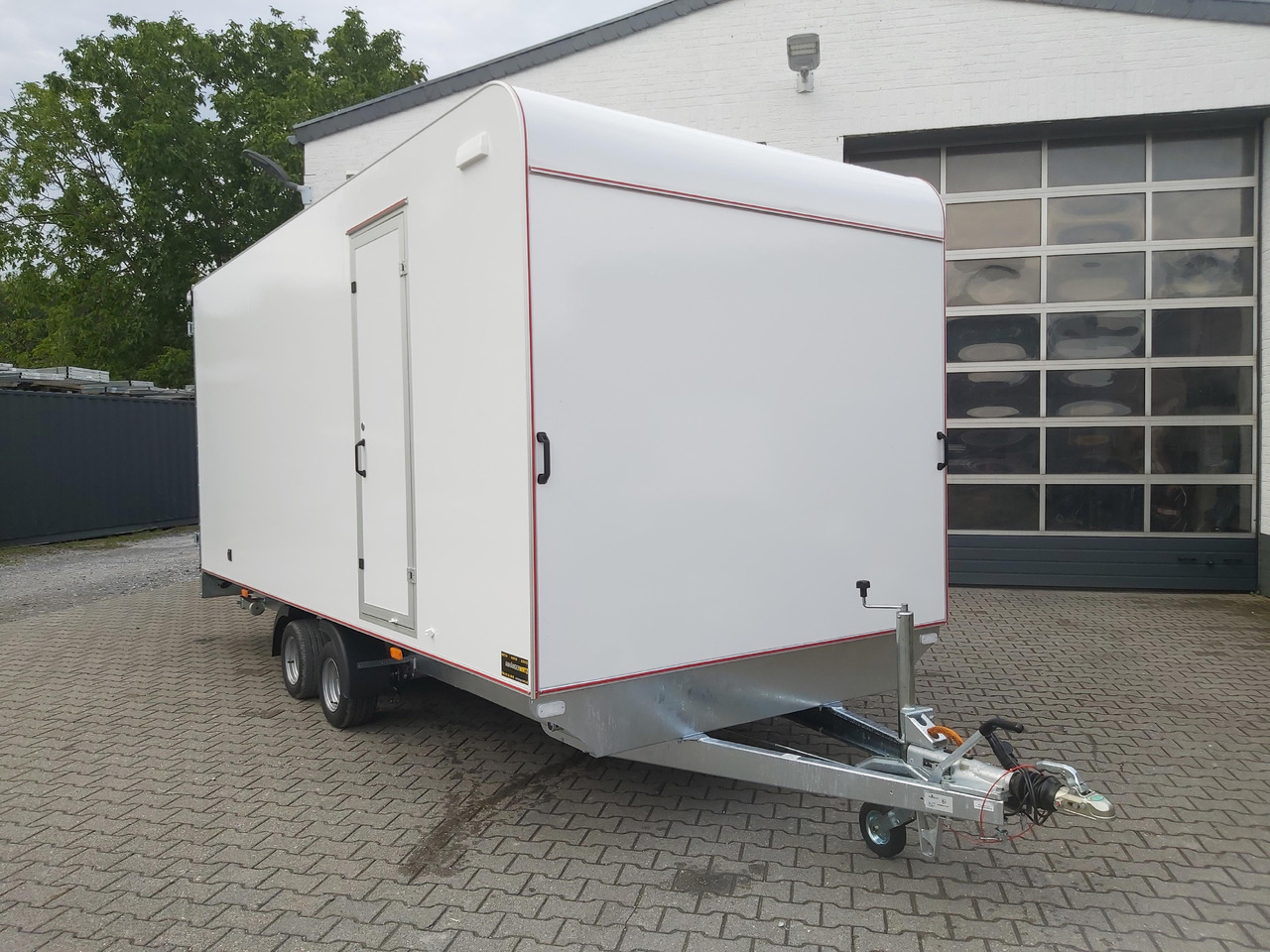 Hochlader Koffer TFSP 500T.00 500x220x210cm aero Zurrsytem Seitentür 10" (XXL) 100km/H 3000kg - Closed box trailer: picture 1 Hochlader Koffer TFSP 500T.00 500x220x210cm aero Zurrsytem Seitentür 10" (XXL) 100km/H 3000kg - Closed box trailer: picture 1