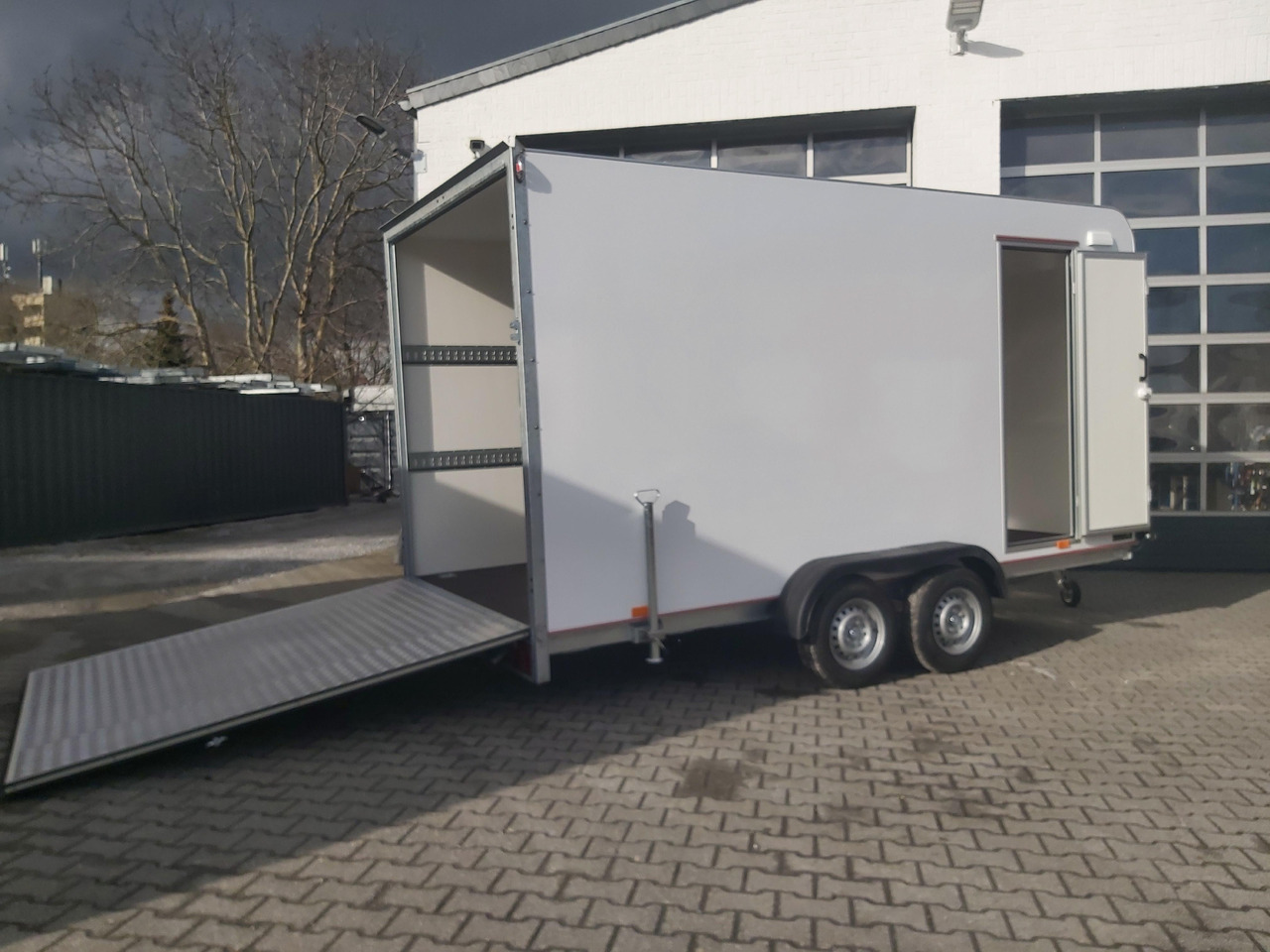 Koffer TFS 420T.01 2700 420x200x210cm aero Heckrampe Seitentür Licht (XL) 100km/H 2700kg Modell 2024 - Closed box trailer: picture 2 Koffer TFS 420T.01 2700 420x200x210cm aero Heckrampe Seitentür Licht (XL) 100km/H 2700kg Modell 2024 - Closed box trailer: picture 2