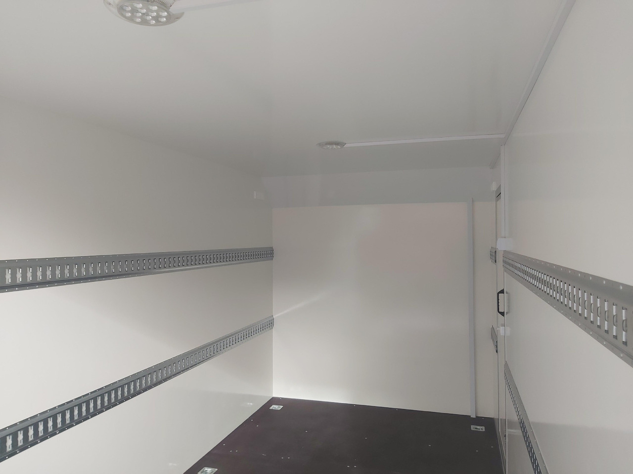 Koffer TFS 420T.01 2700 420x200x210cm aero Heckrampe Seitentür Licht (XL) 100km/H 2700kg Modell 2024 - Closed box trailer: picture 5 Koffer TFS 420T.01 2700 420x200x210cm aero Heckrampe Seitentür Licht (XL) 100km/H 2700kg Modell 2024 - Closed box trailer: picture 5