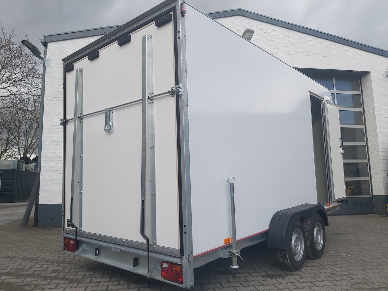 Koffer TFS 420T.01 2700 420x200x210cm aero Heckrampe Seitentür Licht (XL) 100km/H 2700kg Modell 2024 - Closed box trailer: picture 3 Koffer TFS 420T.01 2700 420x200x210cm aero Heckrampe Seitentür Licht (XL) 100km/H 2700kg Modell 2024 - Closed box trailer: picture 3