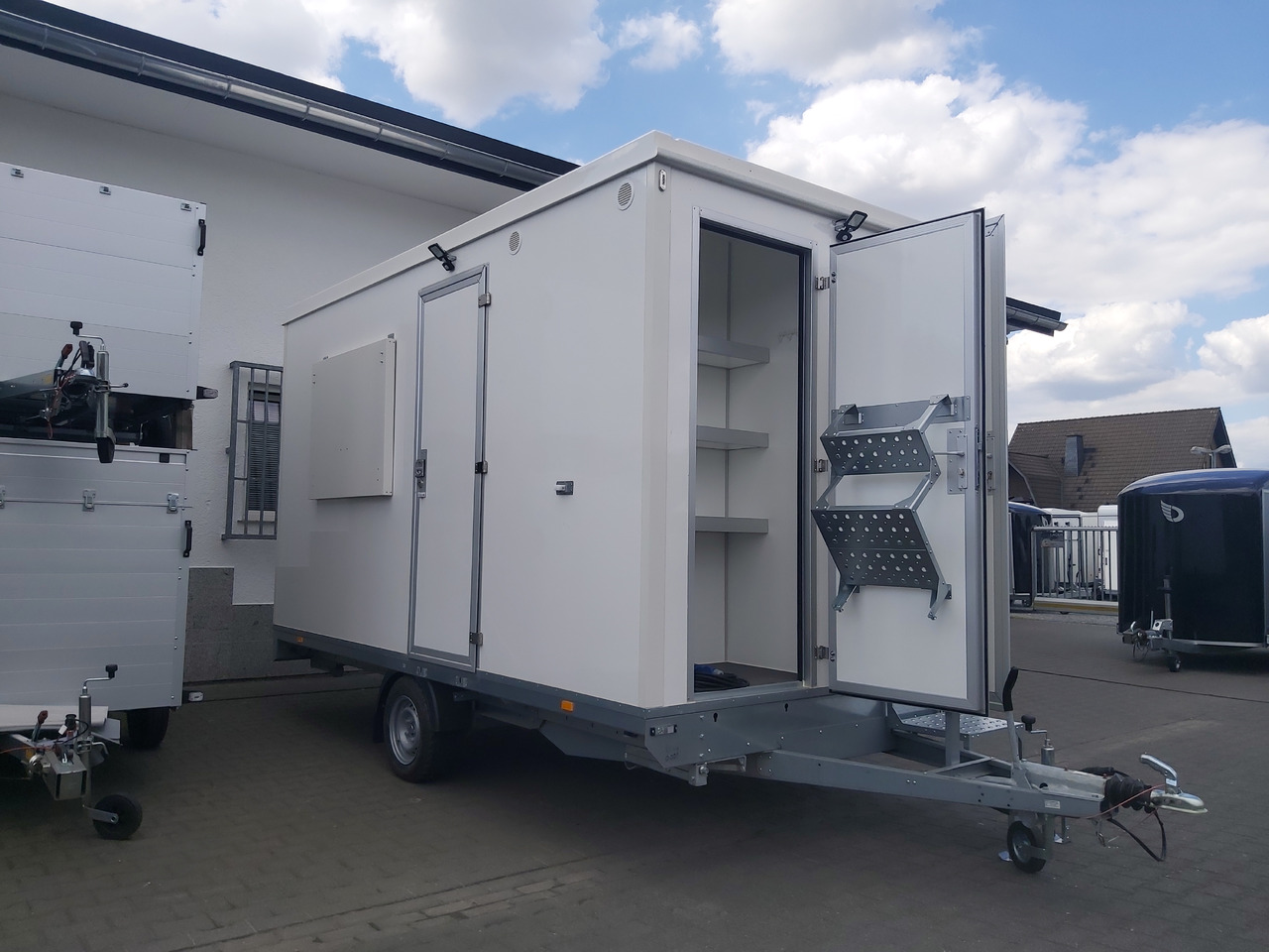Mobiles Büro 410x220x220cm Tür + 3 Fenster + WC Raum + Stauraum + Klima (XL) 1500kg - Vending trailer: picture 2 Mobiles Büro 410x220x220cm Tür + 3 Fenster + WC Raum + Stauraum + Klima (XL) 1500kg - Vending trailer: picture 2