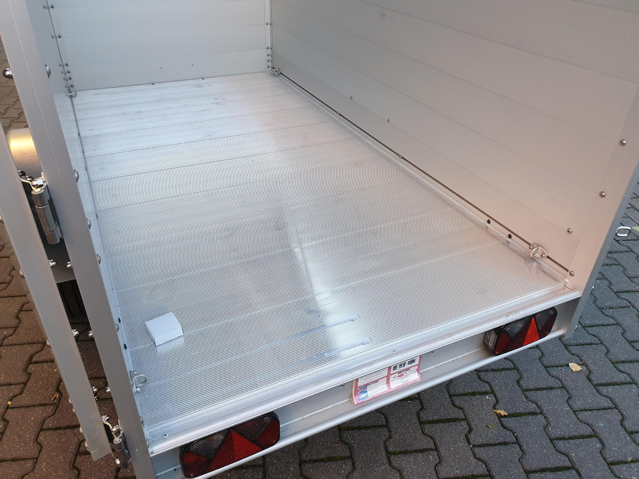 PKW Anhänger Koch Aluline 4.13 Deckel Hecktür Aluboden DV 250x125x125cm 1300kg 100 km/H Modell 23 - Closed box trailer: picture 4 PKW Anhänger Koch Aluline 4.13 Deckel Hecktür Aluboden DV 250x125x125cm 1300kg 100 km/H Modell 23 - Closed box trailer: picture 4