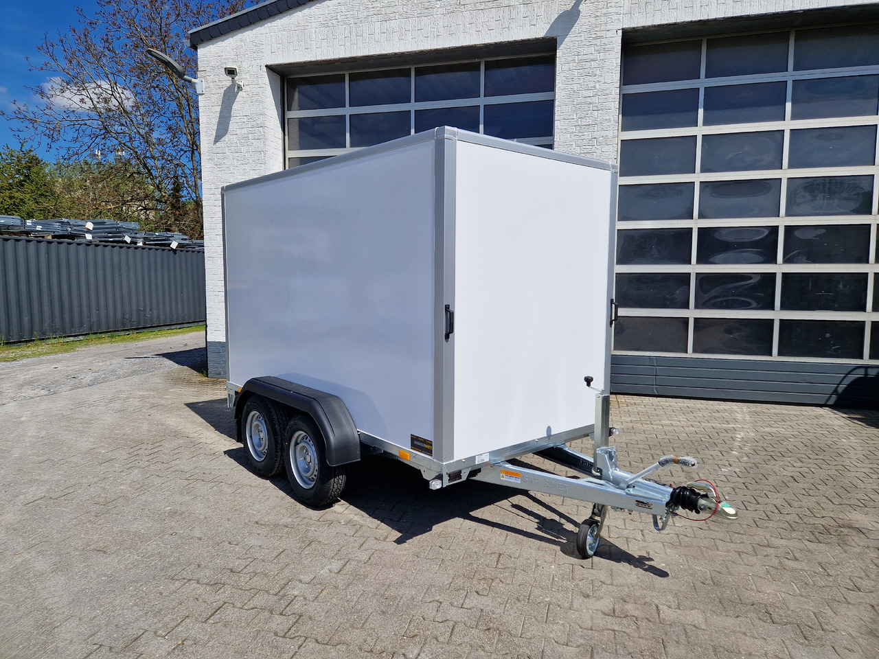 Saris Koffer GO 306 154 180 2700 2 306x154x180cm GFK weiß (M) 2700kg - Closed box trailer: picture 2 Saris Koffer GO 306 154 180 2700 2 306x154x180cm GFK weiß (M) 2700kg - Closed box trailer: picture 2