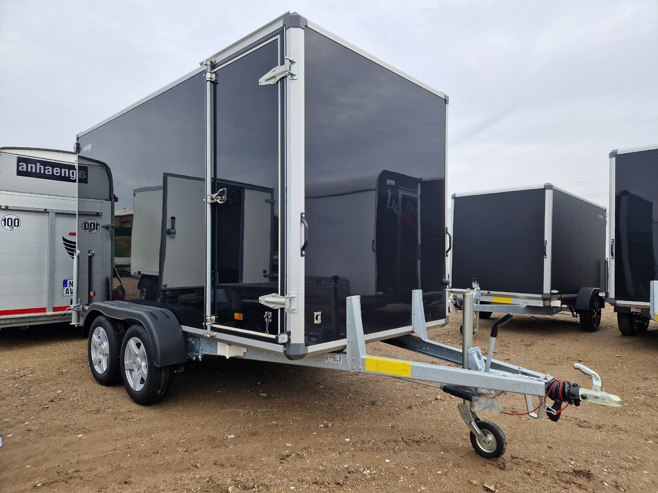 Variant 2517 C4 Edition black 346x168x188cm Seitentür Alufelgen 2500kg 100km/H - Closed box trailer: picture 1 Variant 2517 C4 Edition black 346x168x188cm Seitentür Alufelgen 2500kg 100km/H - Closed box trailer: picture 1