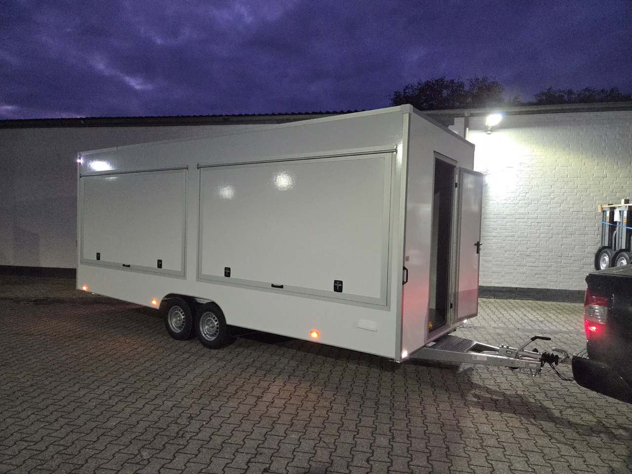 Verkaufsanhänger VKH 623 220 aero retro 620x220x230cm 230V Licht 3000kg - Vending trailer: picture 3 Verkaufsanhänger VKH 623 220 aero retro 620x220x230cm 230V Licht 3000kg - Vending trailer: picture 3