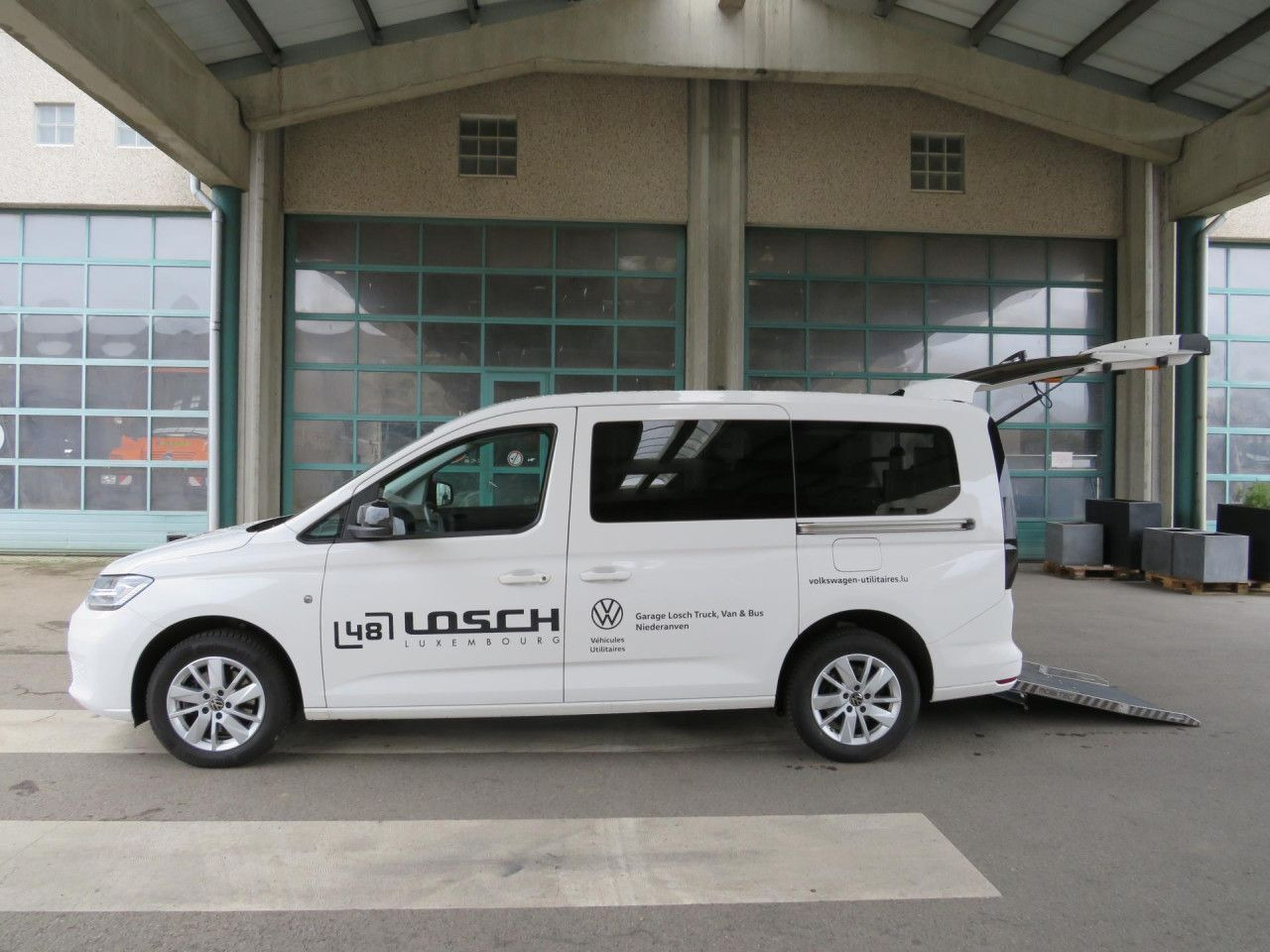 Volkswagen Caddy Maxi Kombi Rollstuhlumbau Taxirampe Navi - Car: picture 3 Volkswagen Caddy Maxi Kombi Rollstuhlumbau Taxirampe Navi - Car: picture 3