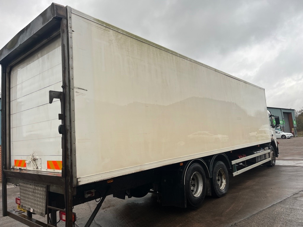 Volvo FM9 300 Euro 4 - Box van: picture 3 Volvo FM9 300 Euro 4 - Box van: picture 3