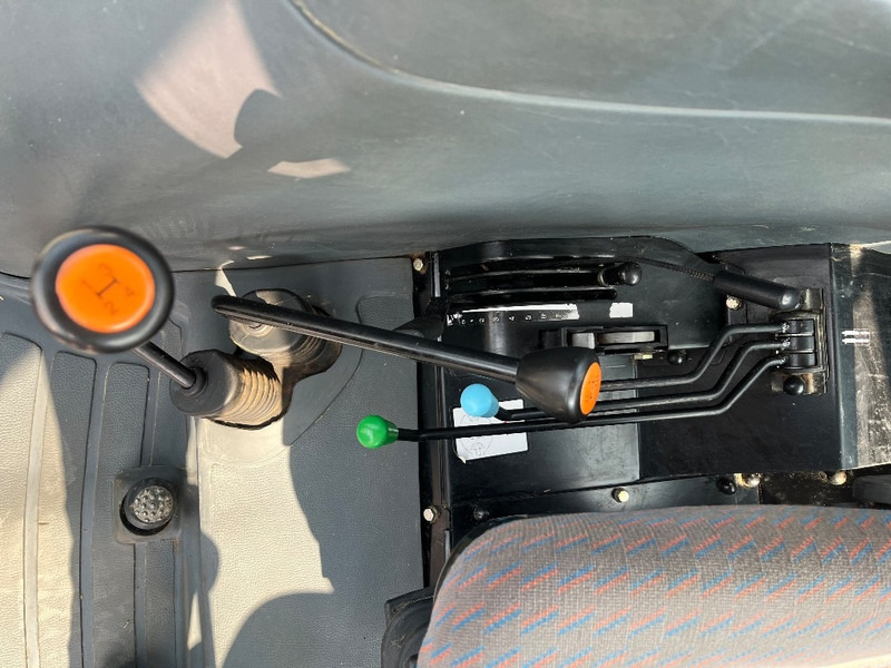 Farm tractor New Holland TD 90 D: picture 19