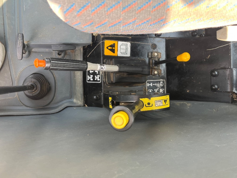 Farm tractor New Holland TD 90 D: picture 20