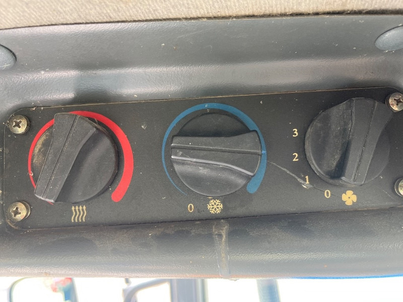 Farm tractor New Holland TD 90 D: picture 18