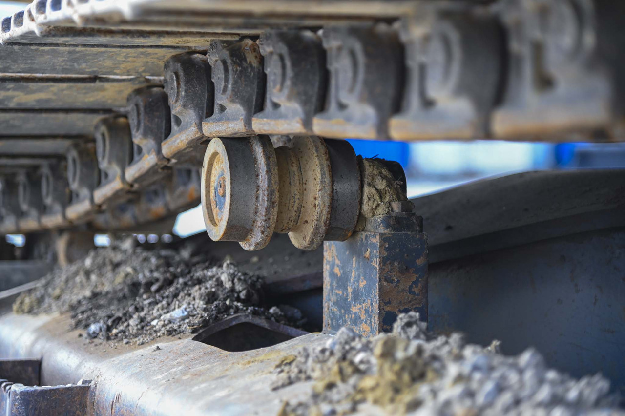 Crawler excavator CASE CX240B: picture 25