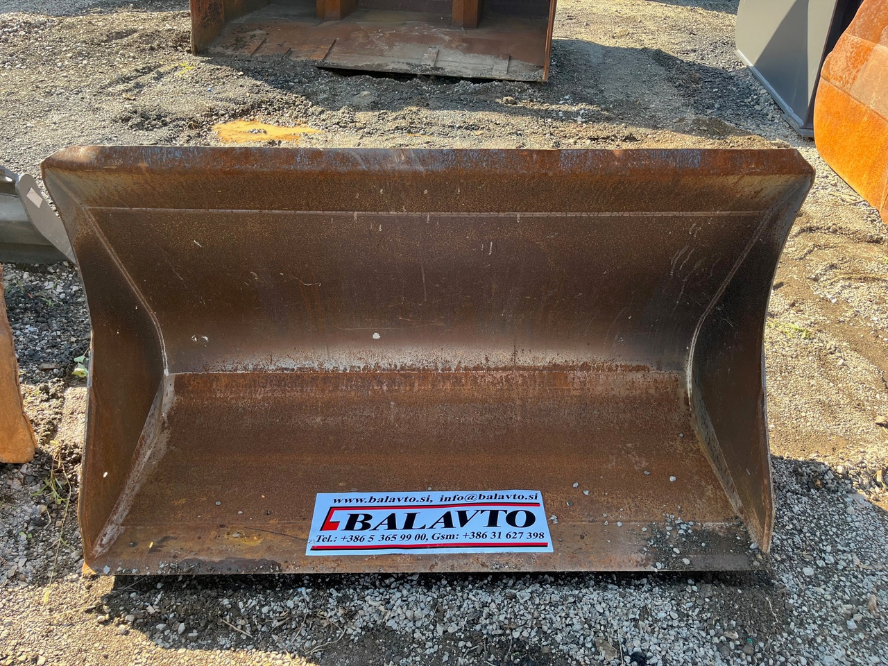 - Loader bucket: picture 1 - Loader bucket: picture 1