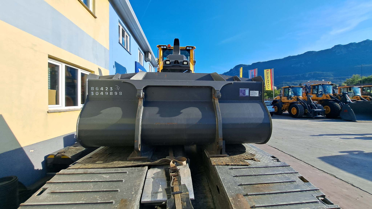 VOLVO 2500 mm for 12-15 ton wheel loaders - Loader bucket: picture 3 VOLVO 2500 mm for 12-15 ton wheel loaders - Loader bucket: picture 3