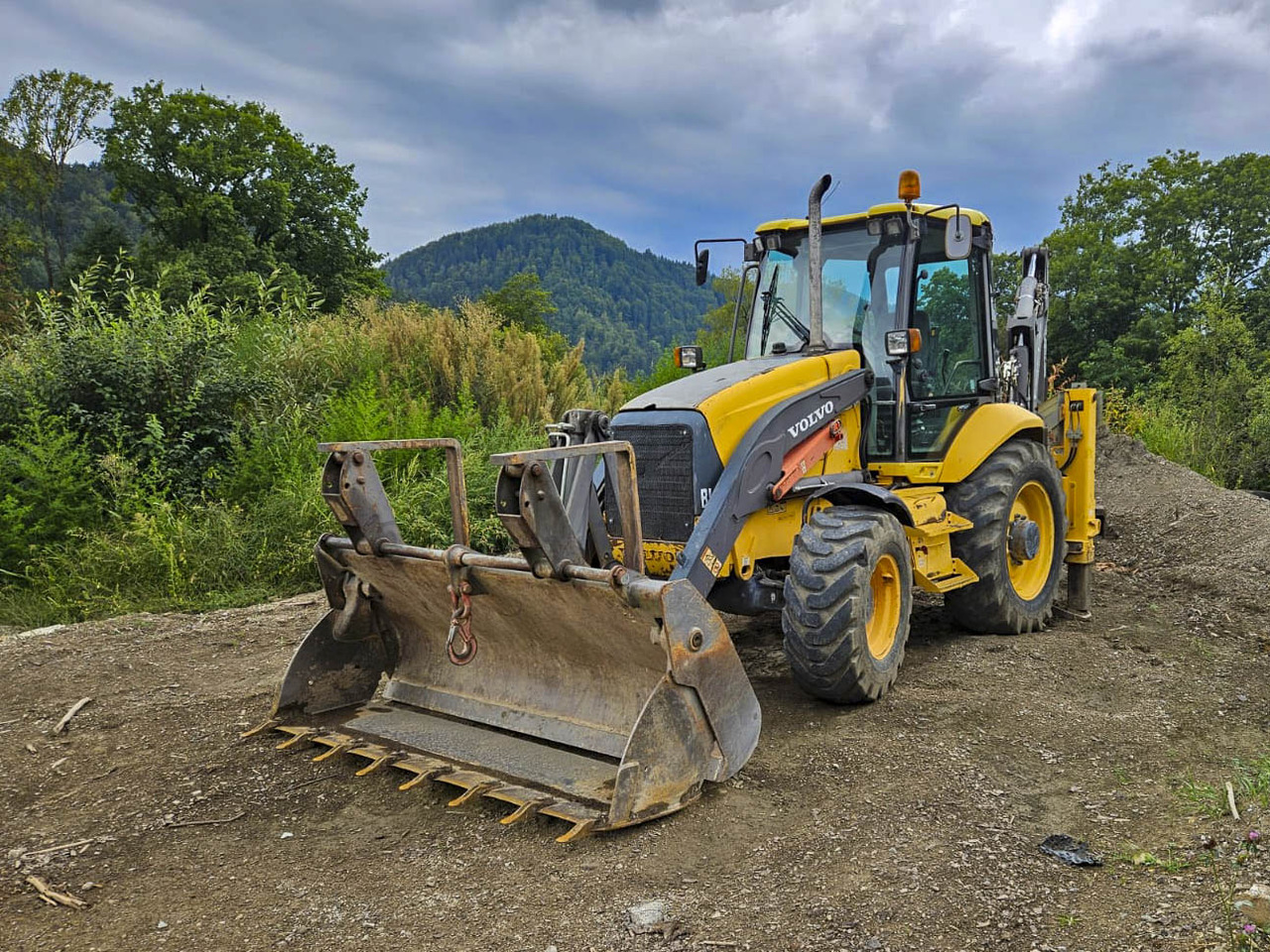 Backhoe loader VOLVO BL71: picture 1