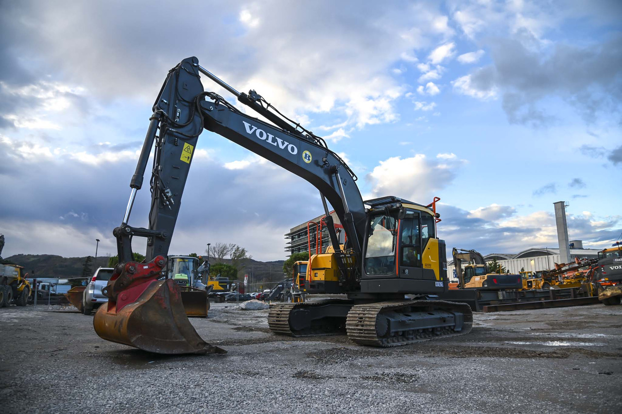 Crawler excavator VOLVO ECR235EL: picture 1