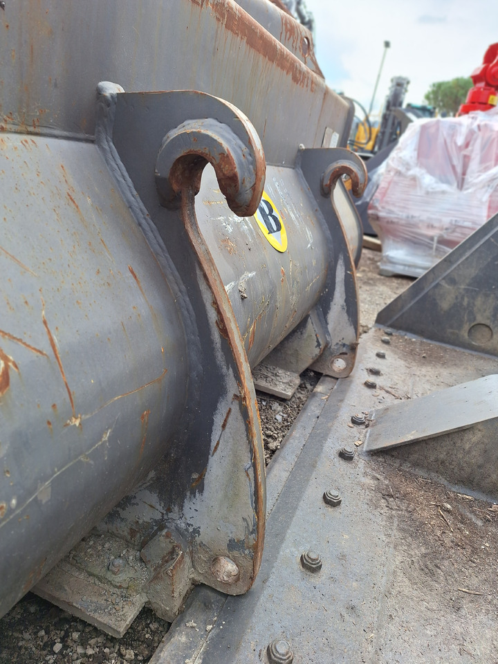 Volvo 93812 loader bucket 2300 mm BOE - Loader bucket: picture 4 Volvo 93812 loader bucket 2300 mm BOE - Loader bucket: picture 4