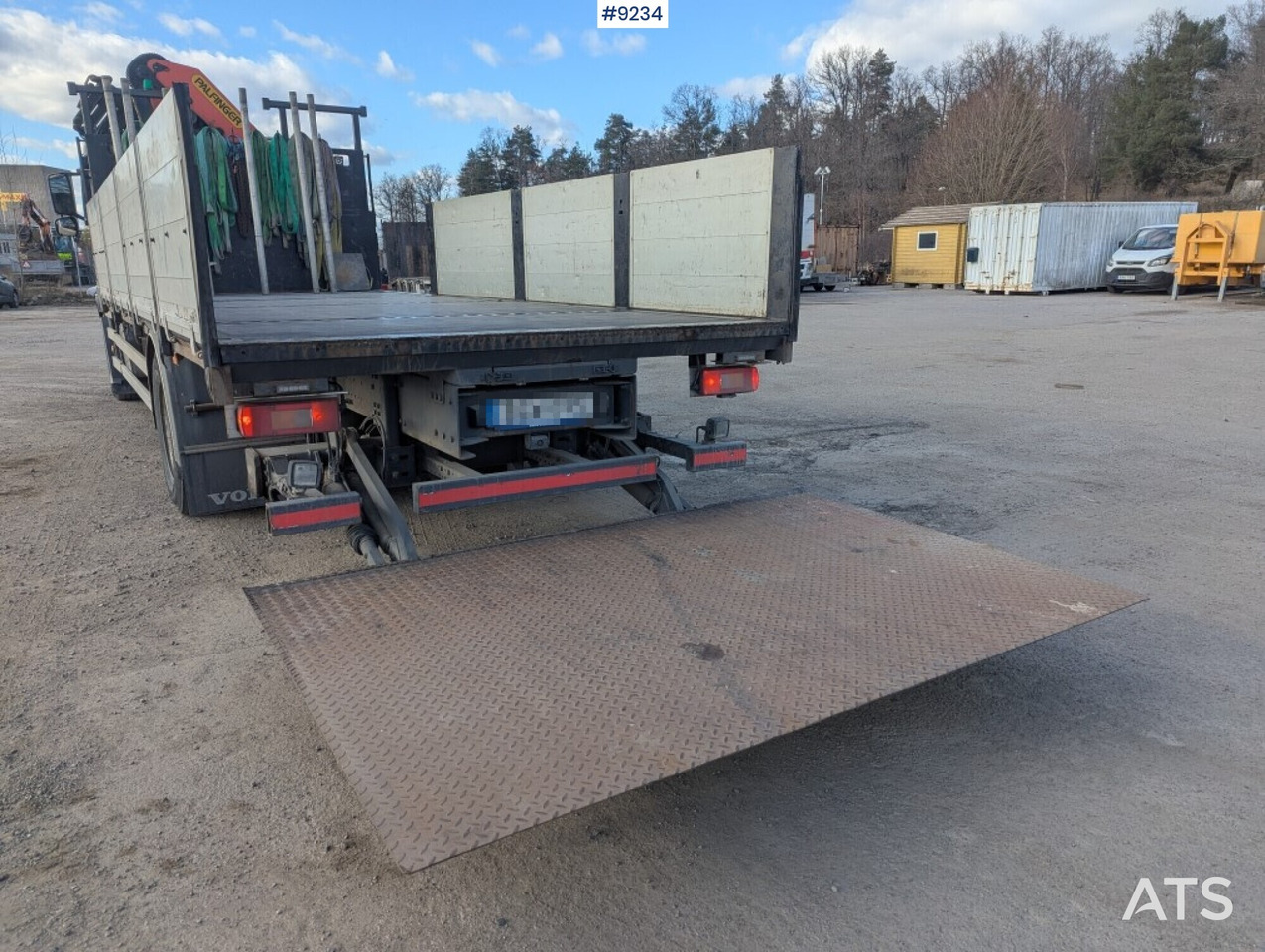 Crane Truck Volvo FM 330 4X2 with tail lift - Dropside/ Flatbed truck, Crane truck: picture 3 Crane Truck Volvo FM 330 4X2 with tail lift - Dropside/ Flatbed truck, Crane truck: picture 3