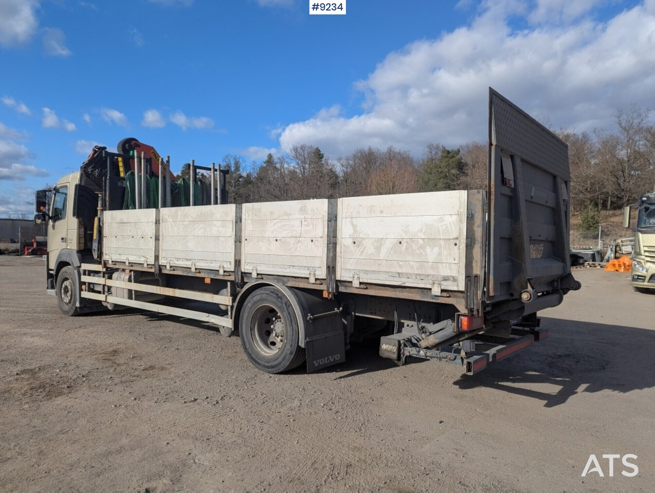 Crane Truck Volvo FM 330 4X2 with tail lift - Dropside/ Flatbed truck, Crane truck: picture 4 Crane Truck Volvo FM 330 4X2 with tail lift - Dropside/ Flatbed truck, Crane truck: picture 4