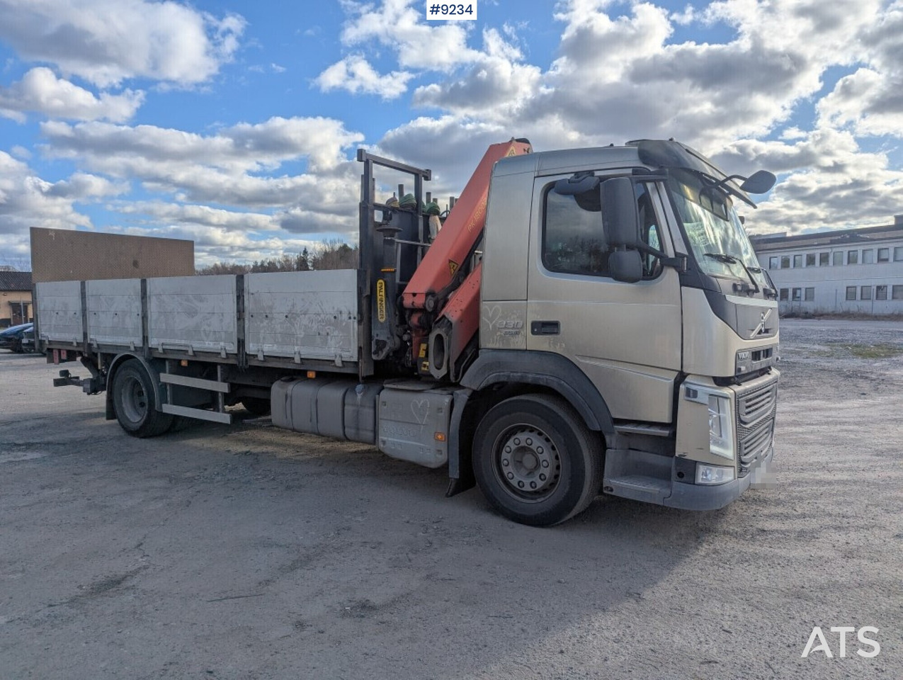 Crane Truck Volvo FM 330 4X2 with tail lift - Dropside/ Flatbed truck, Crane truck: picture 2 Crane Truck Volvo FM 330 4X2 with tail lift - Dropside/ Flatbed truck, Crane truck: picture 2