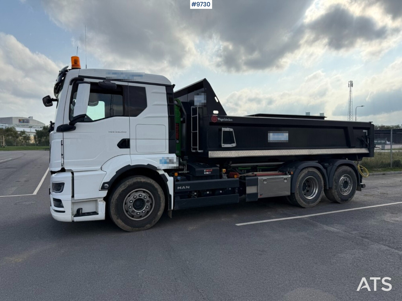 Hook lift MAN TGS 26.510 with crane flatbed and gravel flatbed - Hook lift truck: picture 2 Hook lift MAN TGS 26.510 with crane flatbed and gravel flatbed - Hook lift truck: picture 2