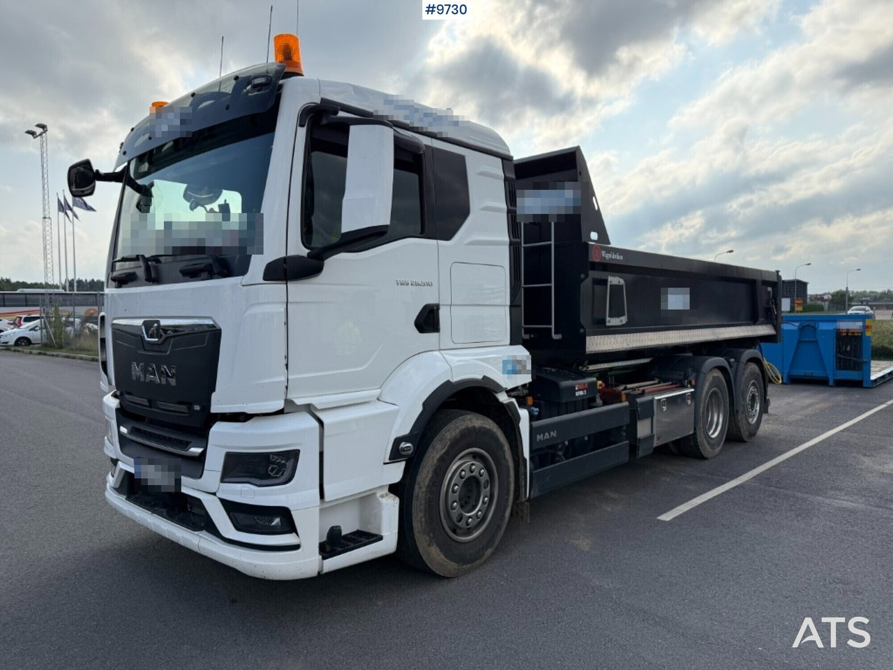 Hook lift MAN TGS 26.510 with crane flatbed and gravel flatbed - Hook lift truck: picture 1 Hook lift MAN TGS 26.510 with crane flatbed and gravel flatbed - Hook lift truck: picture 1