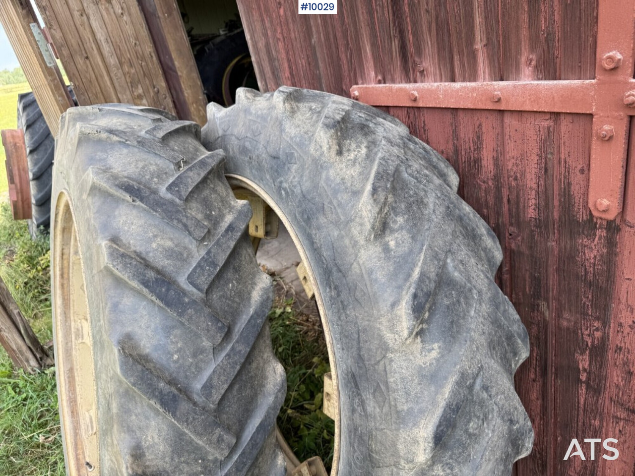 Traktordäck med ringar Goodyear 13.6-38 (4,500:- ex moms) - Wheel and tire package for Farm tractor: picture 2 Traktordäck med ringar Goodyear 13.6-38 (4,500:- ex moms) - Wheel and tire package for Farm tractor: picture 2