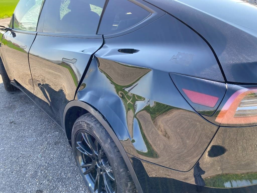 Sedan Tesla Model Y RWD/Origine Française endommagée: picture 19