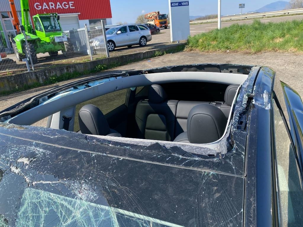 Sedan Tesla Model Y RWD/Origine Française endommagée: picture 15