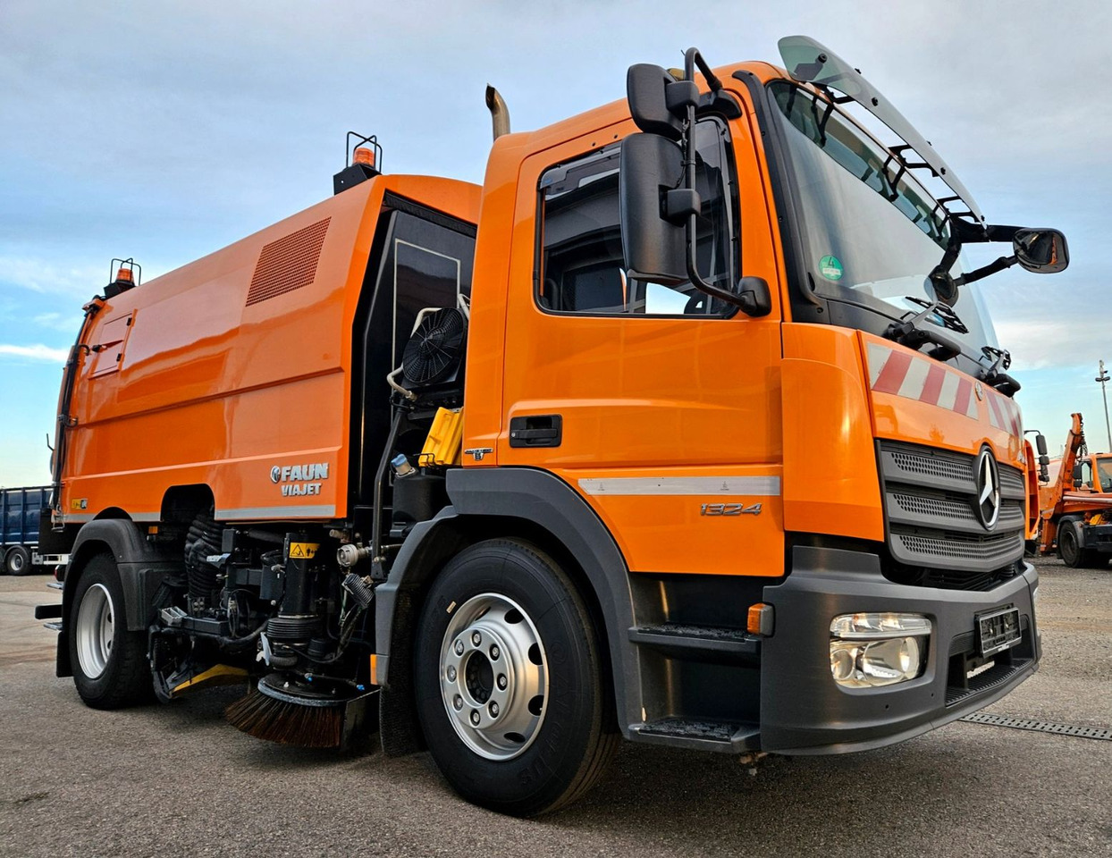 Mercedes-Benz Atego 1324 Euro6 FAUN Viajet 6 Aufbaumotor - Road sweeper: picture 1 Mercedes-Benz Atego 1324 Euro6 FAUN Viajet 6 Aufbaumotor - Road sweeper: picture 1