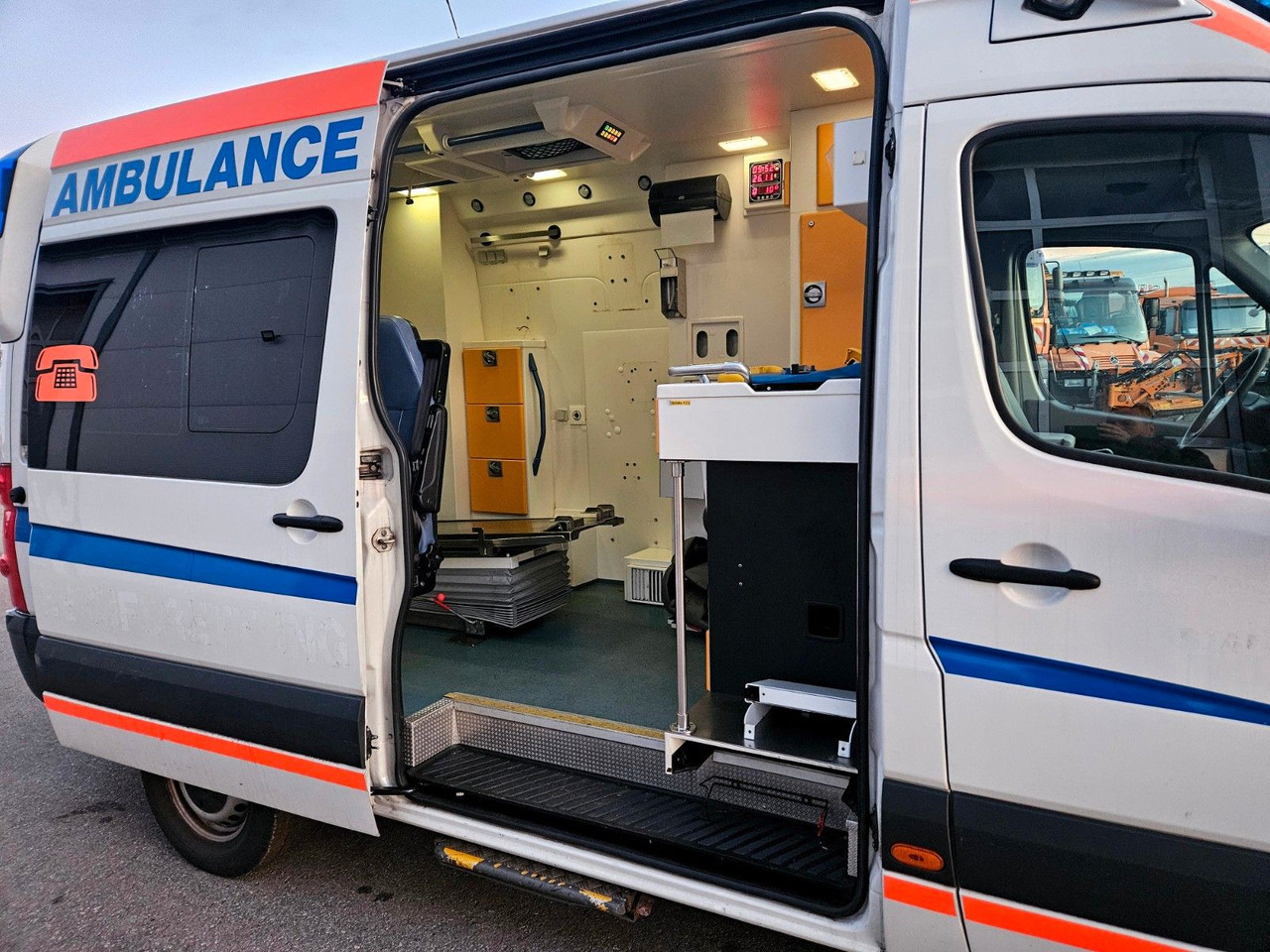 Ambulance Volkswagen CRAFTER TDI Ambulance RTW L2H2 DLOUHY: picture 12 Ambulance Volkswagen CRAFTER TDI Ambulance RTW L2H2 DLOUHY: picture 12