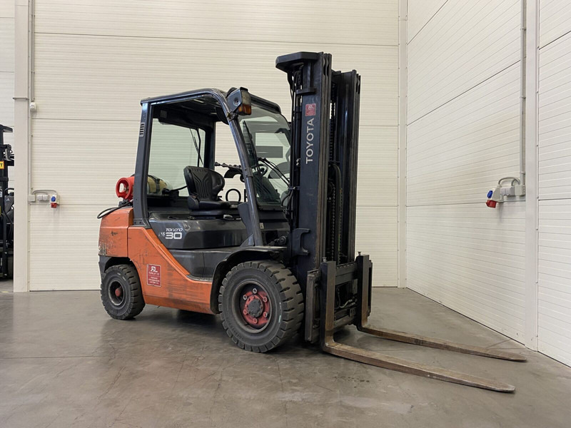 Toyota 02-8FGF30 - LPG forklift: picture 3 Toyota 02-8FGF30 - LPG forklift: picture 3