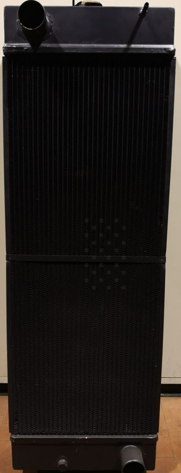 RADIATORE NEW HOLLAND E265C E305C LB05P00028S001 - Radiator: picture 2 RADIATORE NEW HOLLAND E265C E305C LB05P00028S001 - Radiator: picture 2
