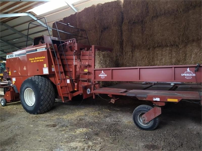 Hesston 4900 - Square baler: picture 1 Hesston 4900 - Square baler: picture 1