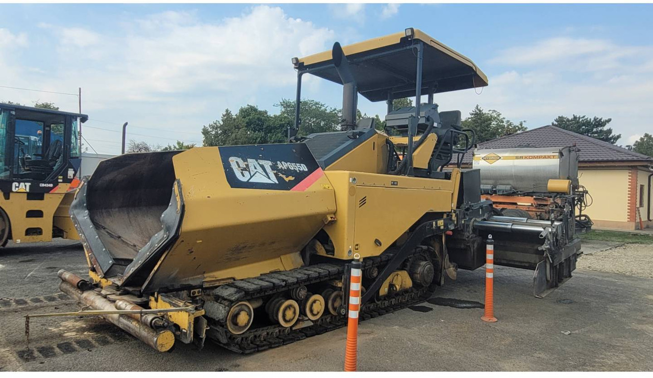 CAT AP-655D - Asphalt paver: picture 1 CAT AP-655D - Asphalt paver: picture 1