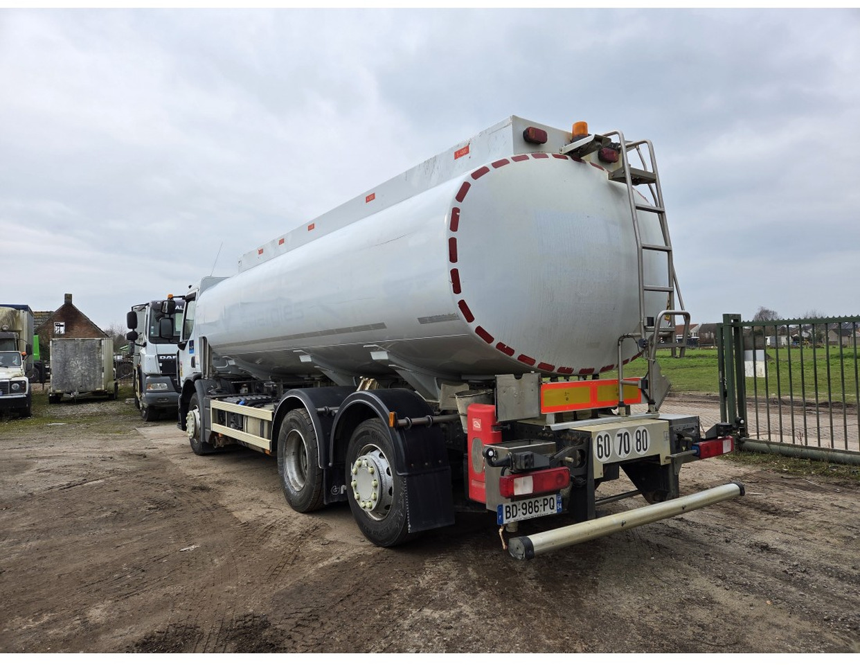 Renault Premium 340 6x2 Fuel Tank 18.540 L 3 compart Steering Axle Retarder Manual gearbox - Tank truck: picture 4 Renault Premium 340 6x2 Fuel Tank 18.540 L 3 compart Steering Axle Retarder Manual gearbox - Tank truck: picture 4