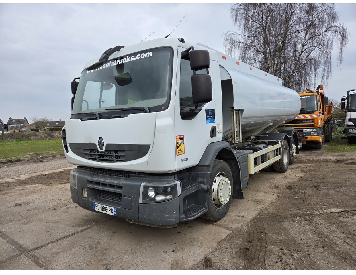 Renault Premium 340 6x2 Fuel Tank 18.540 L 3 compart Steering Axle Retarder Manual gearbox - Tank truck: picture 1 Renault Premium 340 6x2 Fuel Tank 18.540 L 3 compart Steering Axle Retarder Manual gearbox - Tank truck: picture 1
